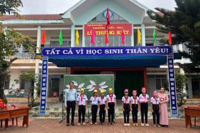 HOẠT ĐỘNG TRẢI NGHIỆM “CHÚNG EM VỚI AN TOÀN GIAO THÔNG”