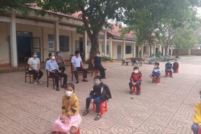 Trao quà cho các em học sinh có hoàn cảnh khó khăn vui đón tết 2022