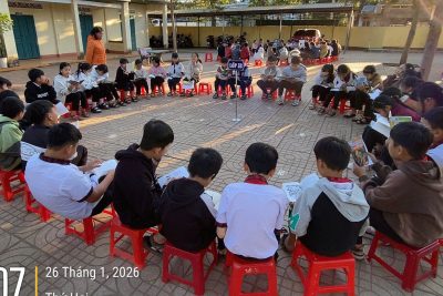 RỘN RÀNG GIỜ CHÀO CỜ ĐẶC BIỆT: “TIẾT ĐỌC THƯ VIỆN DƯỚI SÂN TRƯỜNG”