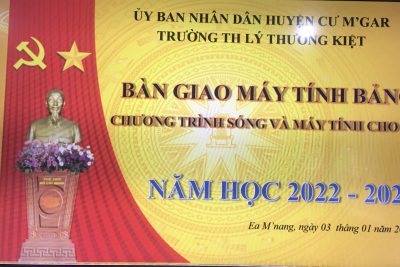 Bàn giao máy tính bảng cho học sinh